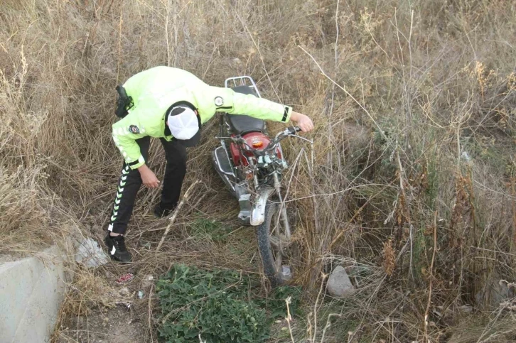 Motosiklet levhalara çarpıp şarampole düştü: 2 yaralı