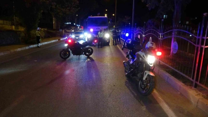 Motosiklet, önce otomobile sonra demir korkuluklara çarptı: 1 ağır yaralı
