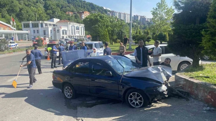 Motosiklete çarpıp karşı şeride geçti: 2 yaralı
