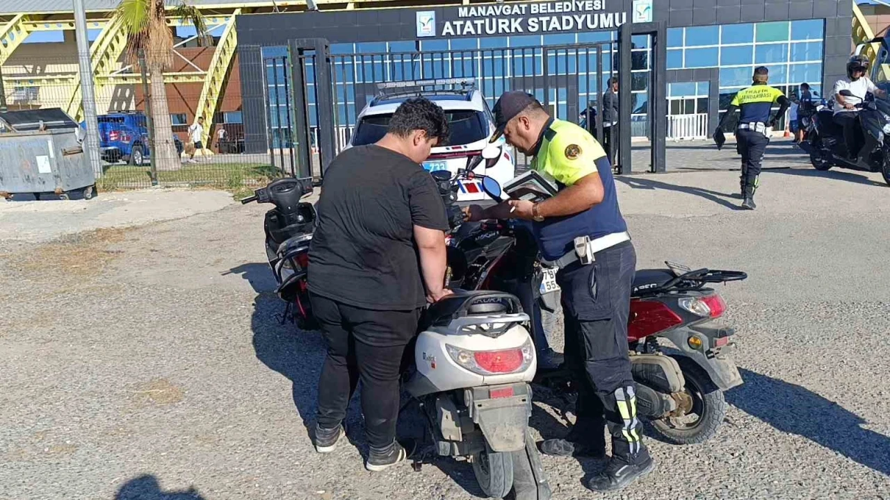 Motosikletlerin plakasını söküp drift pistine gittiler
