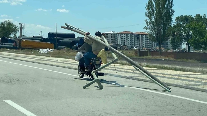 Motosiklette borularla tehlikeli yolculuk kamerada
