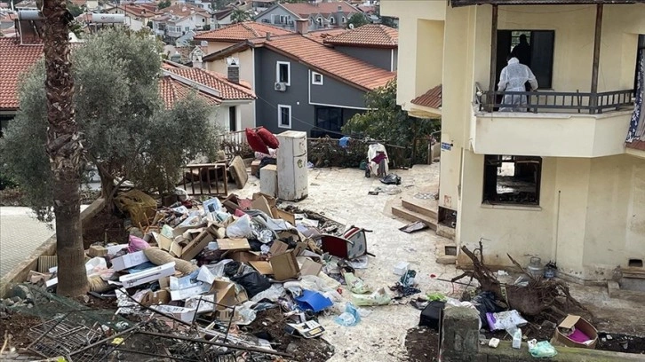 Muğla'da kedi ve köpek ölülerinin bulunduğu evden 2 kamyon çöp çıkarıldı