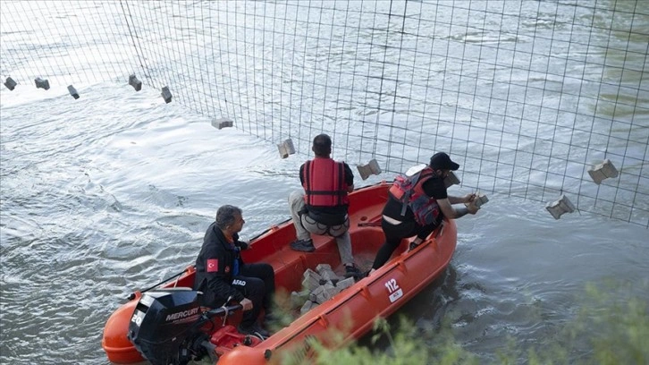 Munzur Çayı'nda kaybolan 3 kişinin bulunması için suya çelik ağlar yerleştirildi