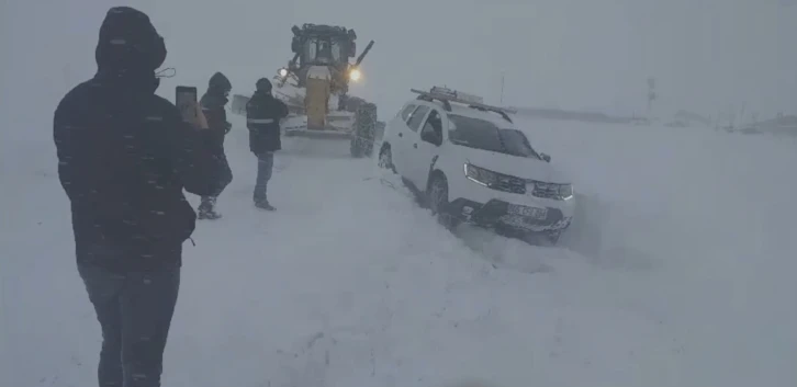 Muradiye’de karda mahsur kalan araçlar kurtarıldı
