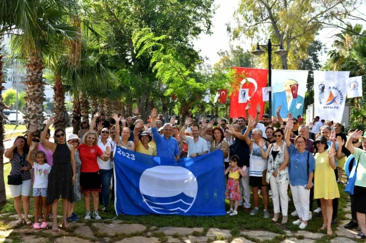 Muratpaşa’nın plajlarının mavi bayrakları teslim edildi
