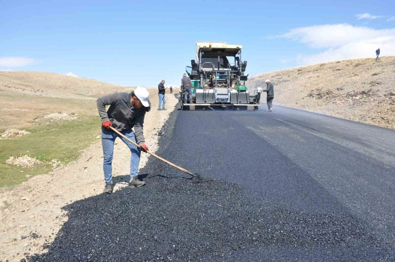 Muş’ta yollar sıcak asfaltla kaplanıyor
