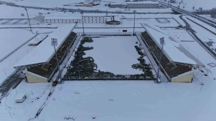 Muşlular maç iptalini önlemek için küreklerle stadyumu temizledi
