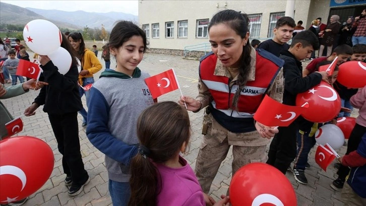 Muş'ta kadın komutanlar, köylerdeki okullarda düzenledikleri etkinliklerle çocukları eğlendirdi