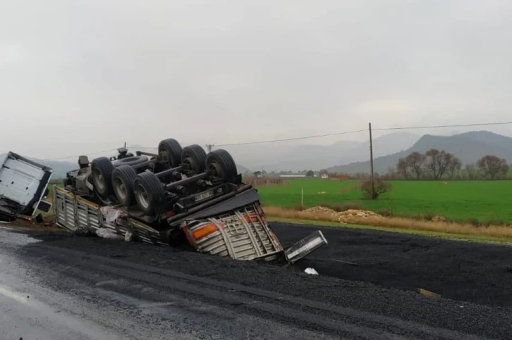 Nallıhan Ankara yolunda tır şarampole devrildi: 1 yaralı
