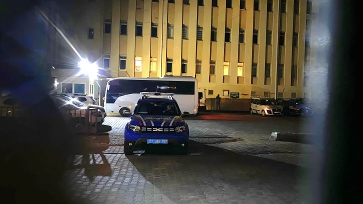 Narin Güran cinayetinde serbest bırakılanlar jandarma eşliğinde adliyeden çıktı