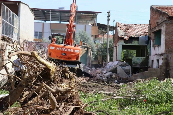 Nazilli’de metruk binalar yıkılıyor