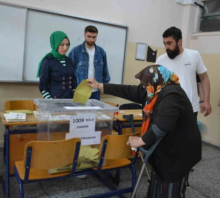 Nazire Teyze oyunu kullanacağı okula özel araçla götürüldü: "Taksi tutmaya param yoktu"
