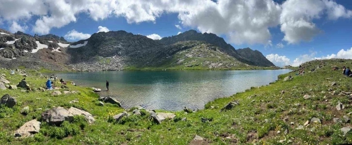 Nefes kesen manzarada yorulmadan yürüdüler
