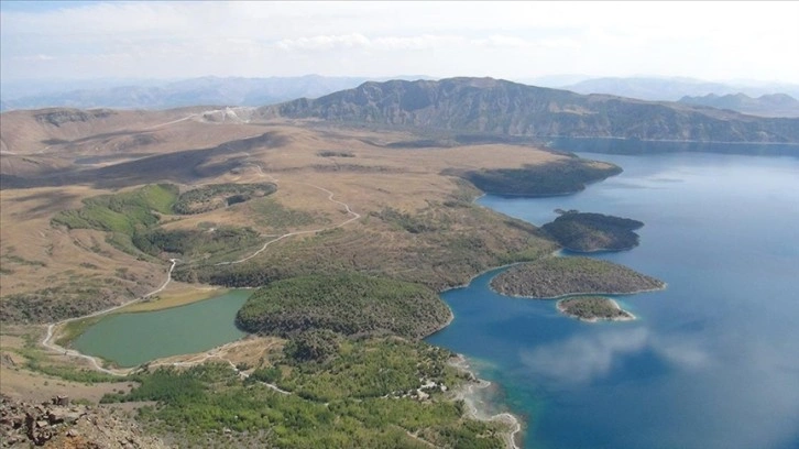 Nemrut Kalderası ve Krater Gölü'ne gelenlere çöp poşeti ve eldiven dağıttılar