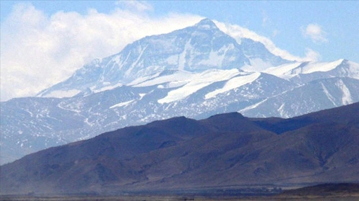 Nepalli dağcı 26. kez Everest’e tırmanarak zirve rekorunu egale etti