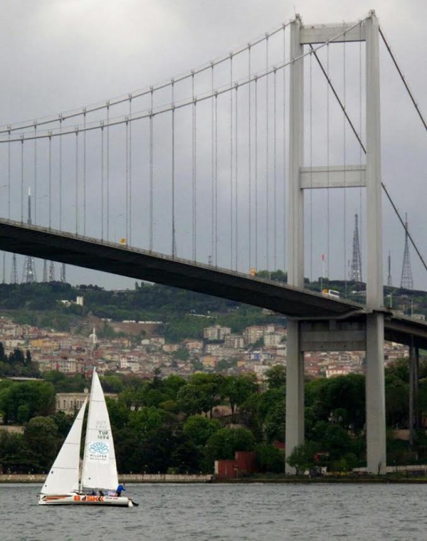 Nilüfer Belediyesi yelkenlisi boğaz sularında