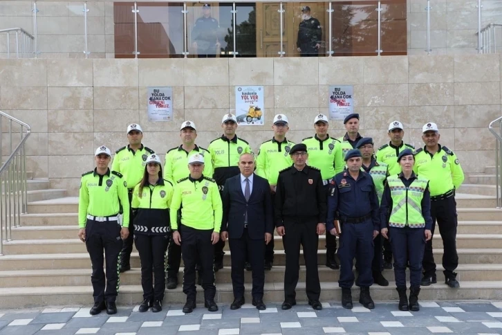 Niğde’de, motosiklet sürücülerine reflektörlü yelek dağıtıldı
