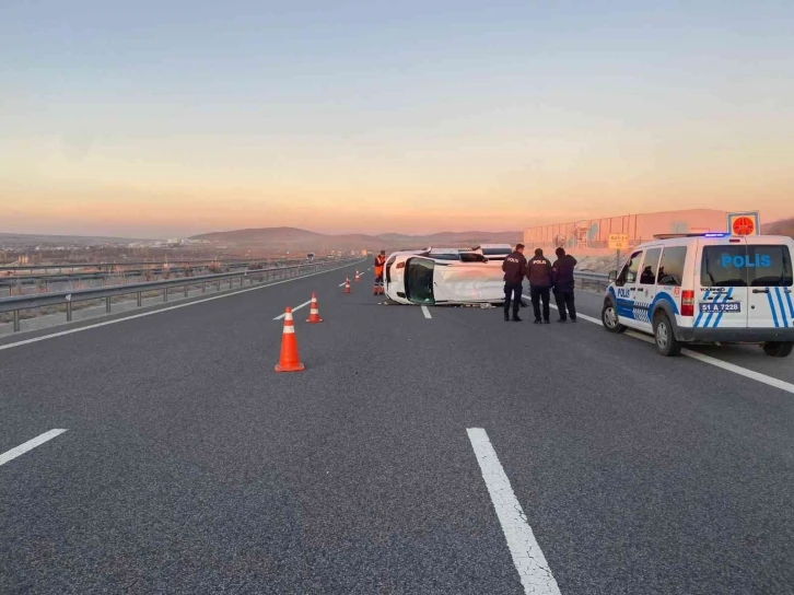 Niğde'de feci kaza! Ticari araç devrildi: 10 yaralı