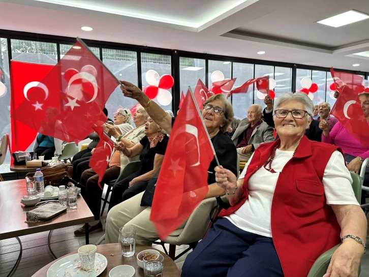 Nilüfer Belediyesi İnci ve Taner Altınmakas Huzurevi'nde Cumhuriyet coşkusu