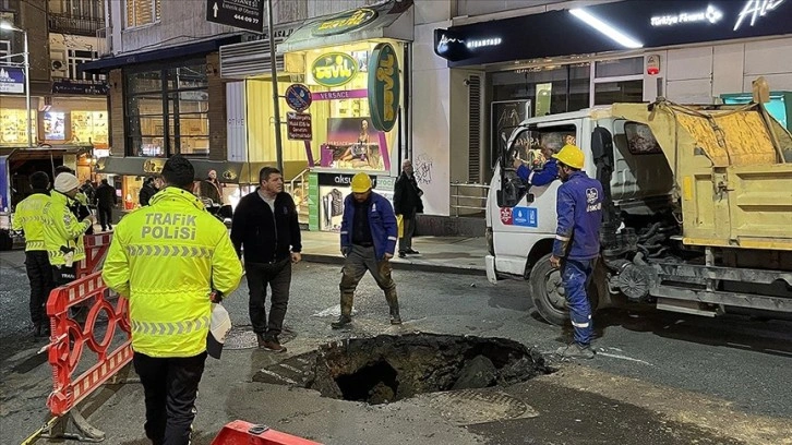 Nişantaşı'nda su borusu patladı, yolda çökme meydana geldi