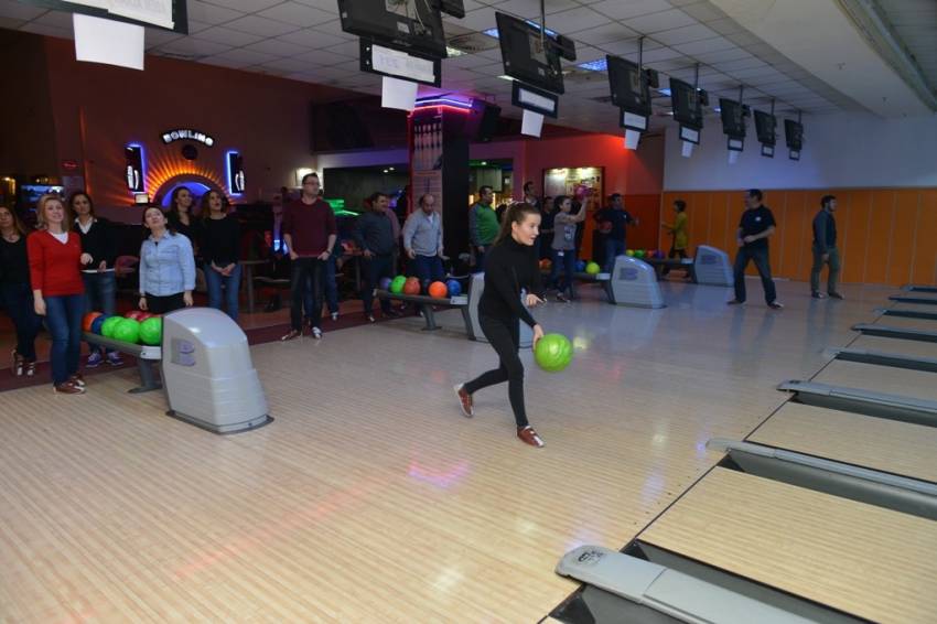 Nilüfer Belediye personeli bowling ile stres attı. 