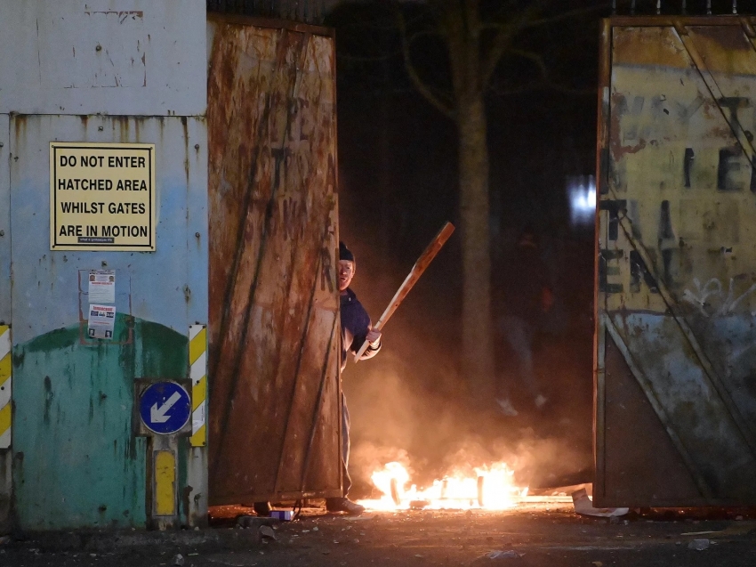 Kuzey İrlanda’da tansiyon yüksek: 55 yaralı