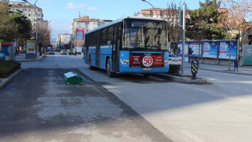 Yolun ortasındaki tabut şaşkına çevirdi