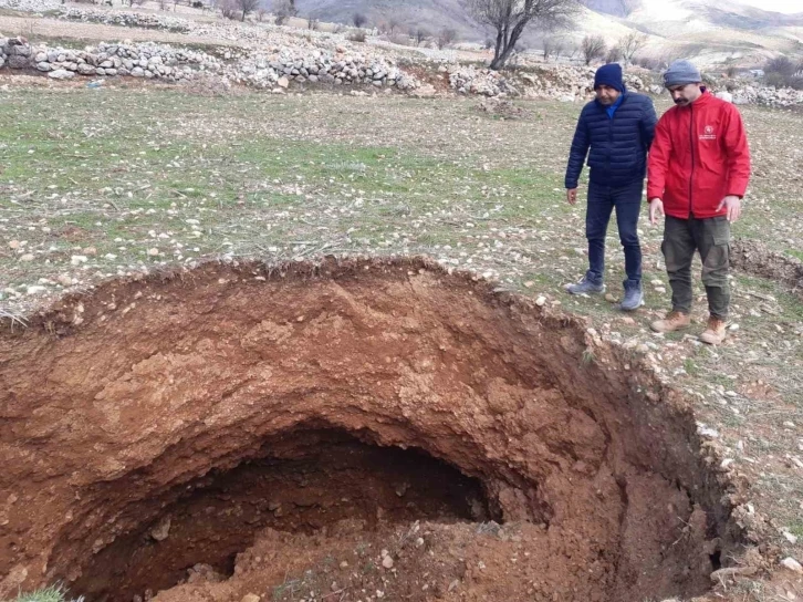 Nurhak’ta deprem sonrası obruklar oluşmaya başladı
