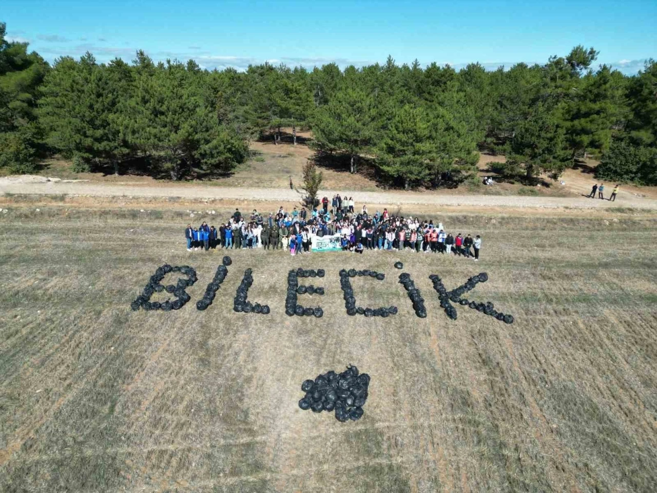 O kadar çöp topladılar ki poşetleriyle ’Bilecik’ yazdılar
