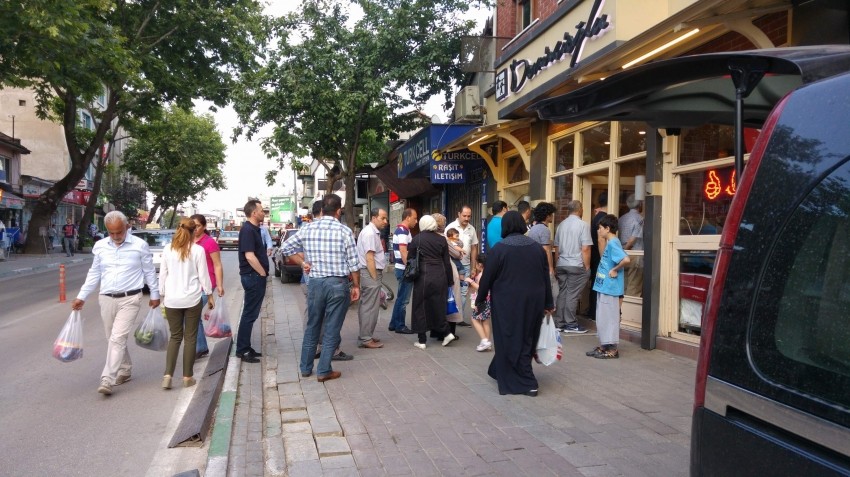 Bursa'da iftar saati pide kuyruğu