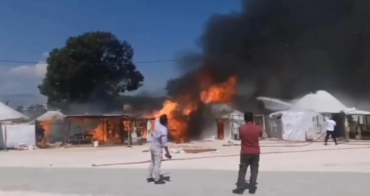 Oba çadırında yangın ve patlama meydana geldi: 12 çadır kül oldu
