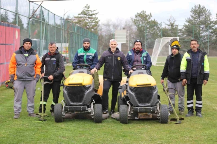 Odunpazarı Belediyesi tarafından Eskişehirspor tesislerindeki sahanın çimleri biçildi
