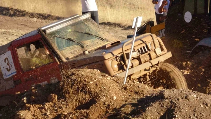 Off-road tutkunlarından nefes kesen gösteri
