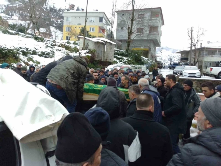 Oğlu ve gelinini Rize’ye getirmek için deprem bölgesine giderken kazada hayatını kaybeden baba toprağa verildi
