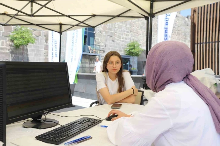 Öğrenci dostu Büyükşehir’e gençlerden tam not
