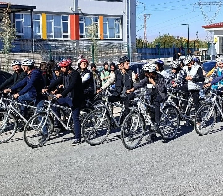 Öğrenciler madde bağımlılığına karşı pedal çevirdi
