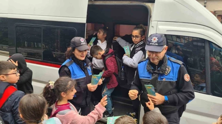 Öğrenciler serviste güvenli yolculuk hakkında bilgilendirildi
