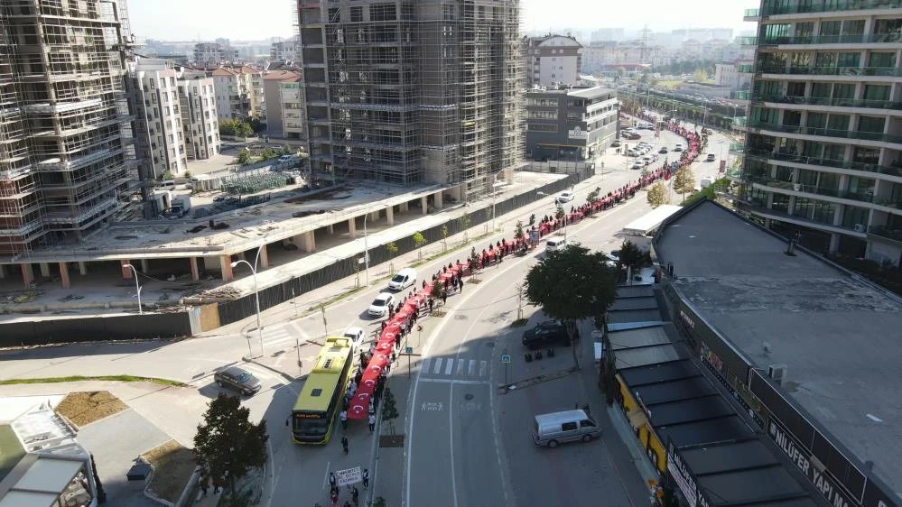 Bursa'da öğrencilerden teröre lanet, "Yaşasın Cumhuriyet" yürüyüşü