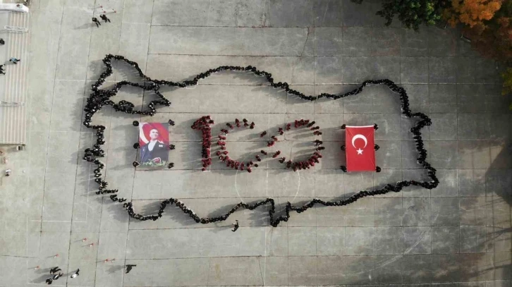 Öğretmen ve öğrencilerin 100’ncü yıl koreografisi nefes kesti
