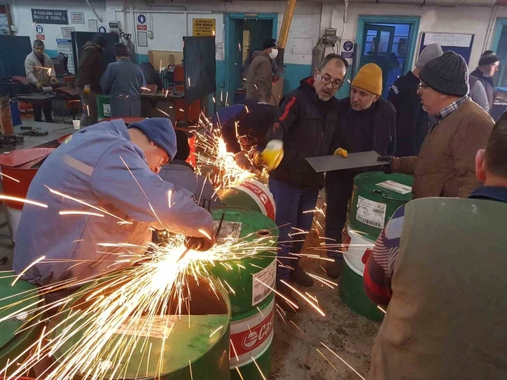 Öğretmenler depremzedeler için soba üretiyor
