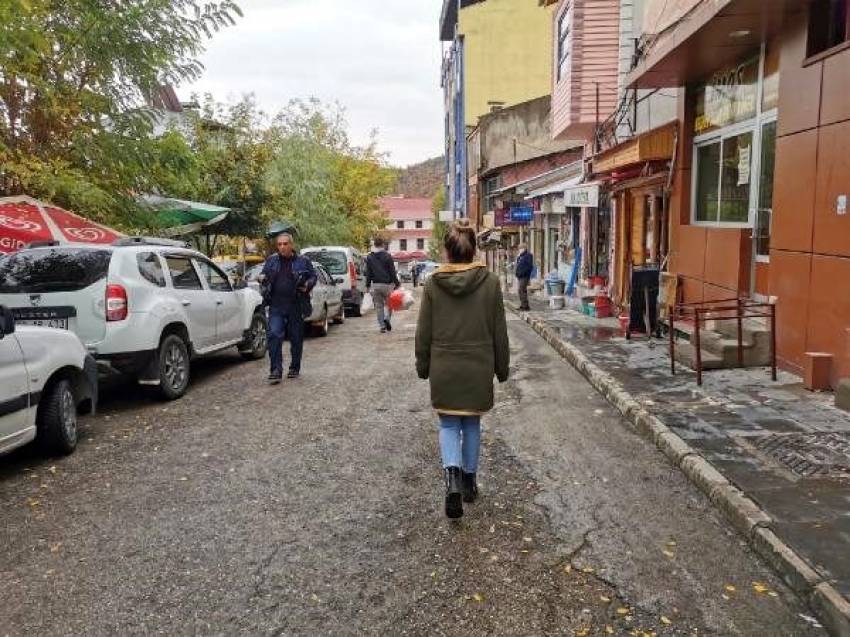 Üniversiteli kız okul masraflarını karşılamak için girdiği iş yerinde...