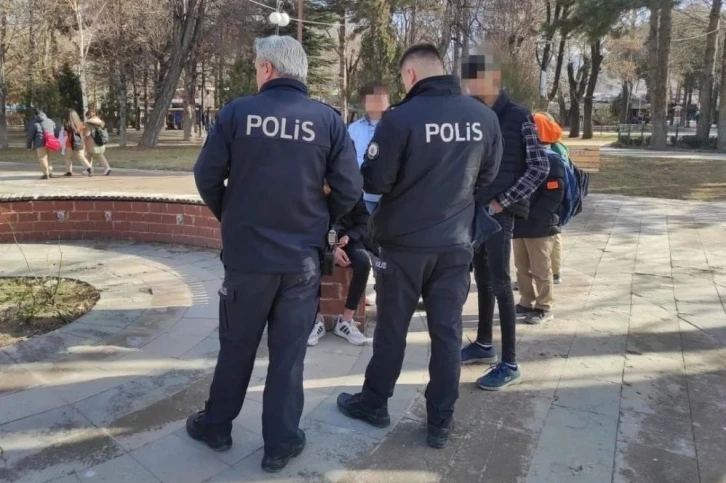 Okul önlerinde polis denetimi sürüyor
