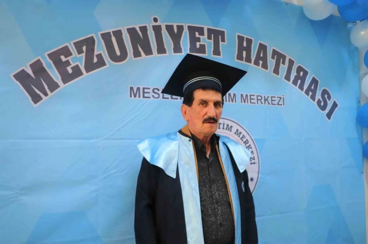 Okumanın yaşı yok: Emekli komiser 72 yaşında lise mezunu oldu
