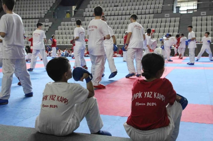 Olimpiyat dışı kalan karateciler Manisa’da kampa girdi
