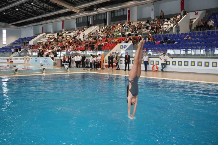 OMÜ Olimpik Yüzme Havuzu yenilenen yüzüyle hizmete açıldı
