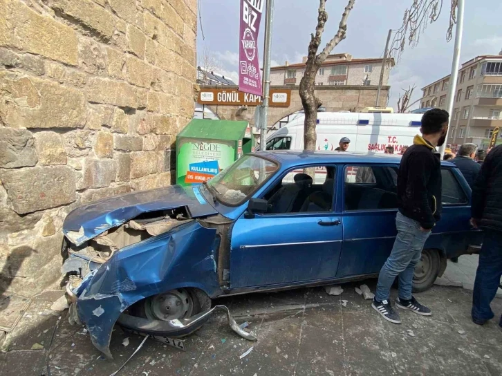 Önce kaldırımda yürüyen yayaya, sonra cami duvarına çarptı
