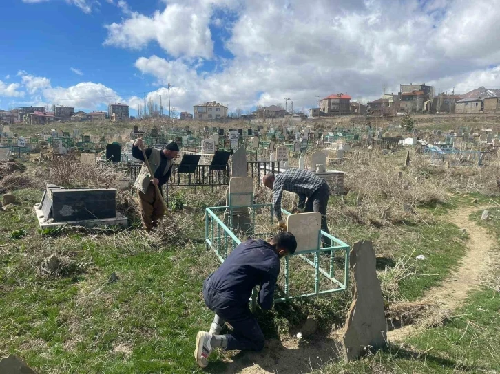 Önce namaz sonra mezarlıkta çevre temizliği
