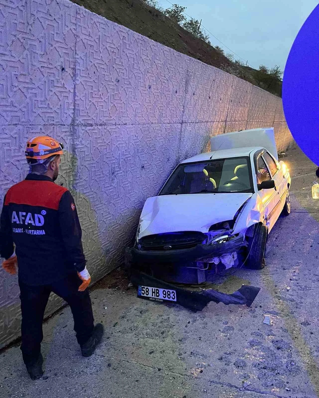 Önce yolcu otobüsüne ardından istinat duvarına çarptı: 5 yaralı
