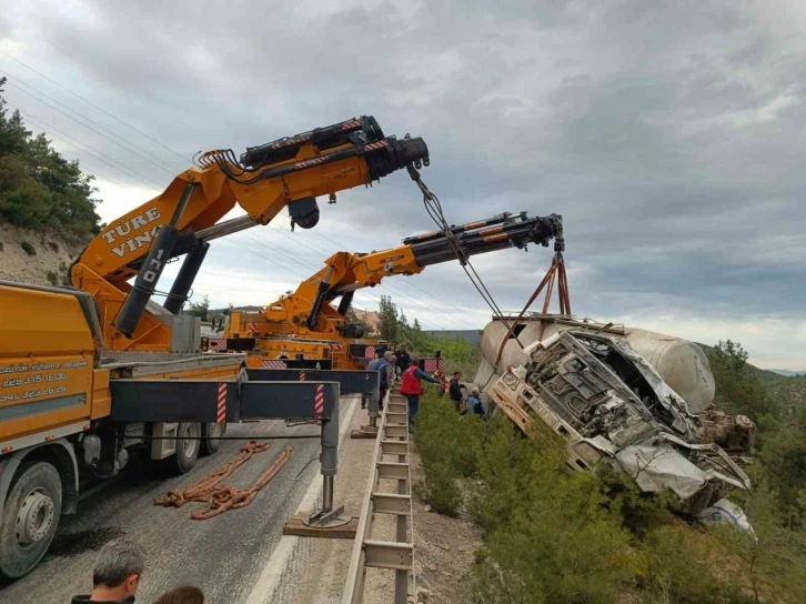 Önceki gün şarampole uçan beton mikseri kurtarıldı
