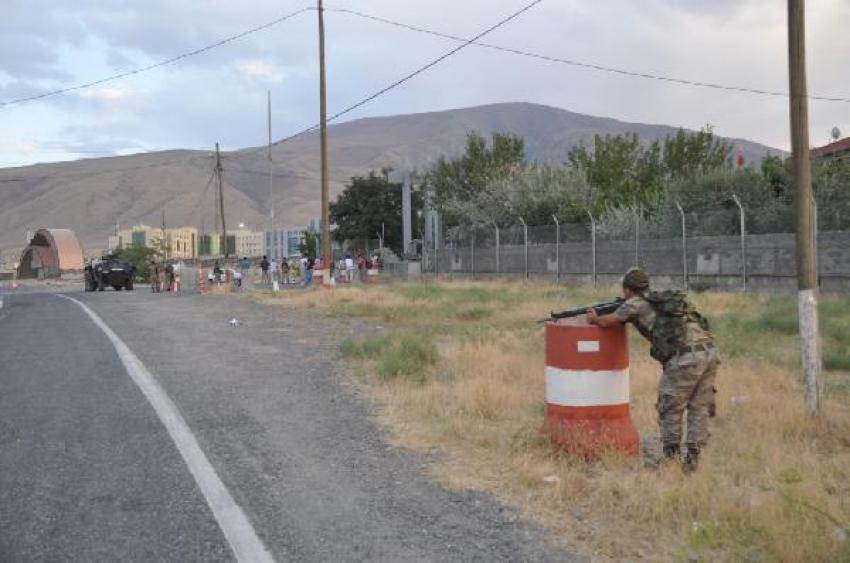 Korucuların trenine bombalı saldırı